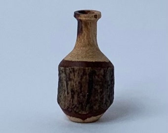 Jarrón miniatura de nogal hecho a mano a escala 1:12 con corteza.