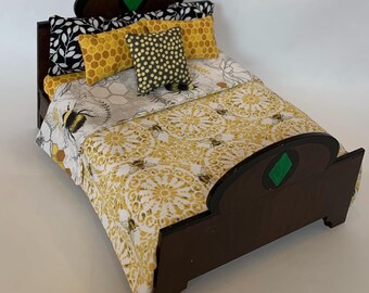 Juego de cama para casa de muñecas hecho a mano con diseño de abeja de miel, escala 1:12, con colcha reversible.
