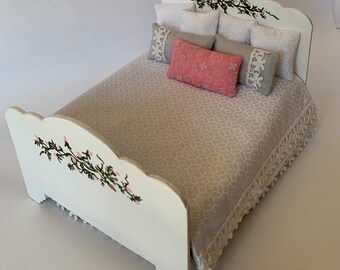 Cama de muñecas Art Nouveau hecha a mano, estilo shabby chic blanco con guirnaldas de rosas, escala 1:12