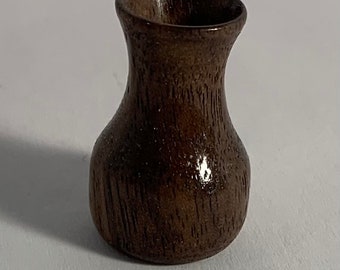 Jarrón miniatura de nogal oscuro torneado a mano, decoración para casa de muñecas a escala 1:12
