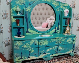 Cómoda retro Art Nouveau con espejo y un acabado de pintura único. Miniatura para casa de muñecas a escala 1:12.