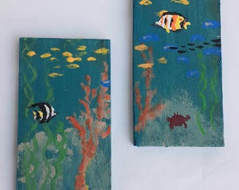Par de placas pintadas a mano con motivos de peces submarinos, estilo moderno, escala 1:12, miniatura para casa de muñecas.