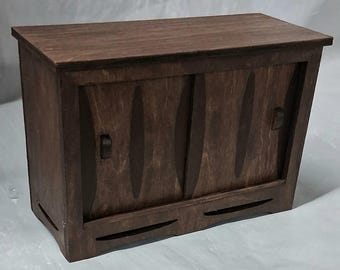 Aparador/credenza en miniatura para casa de muñecas, estilo moderno de mediados de siglo. Acabado en marrón oscuro. Escala 1:12.