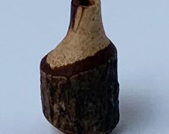 Jarrón miniatura de nogal hecho a mano a escala 1:12 con corteza.