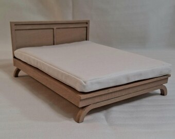 Cama Queen en miniatura de estilo moderno de mediados de siglo, con acabado en roble nórdico y estilo danés moderno.