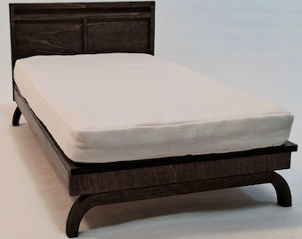 Miniatura per casa delle bambole, letto singolo in stile moderno di metà secolo - Finitura noce nordica - Stile moderno danese