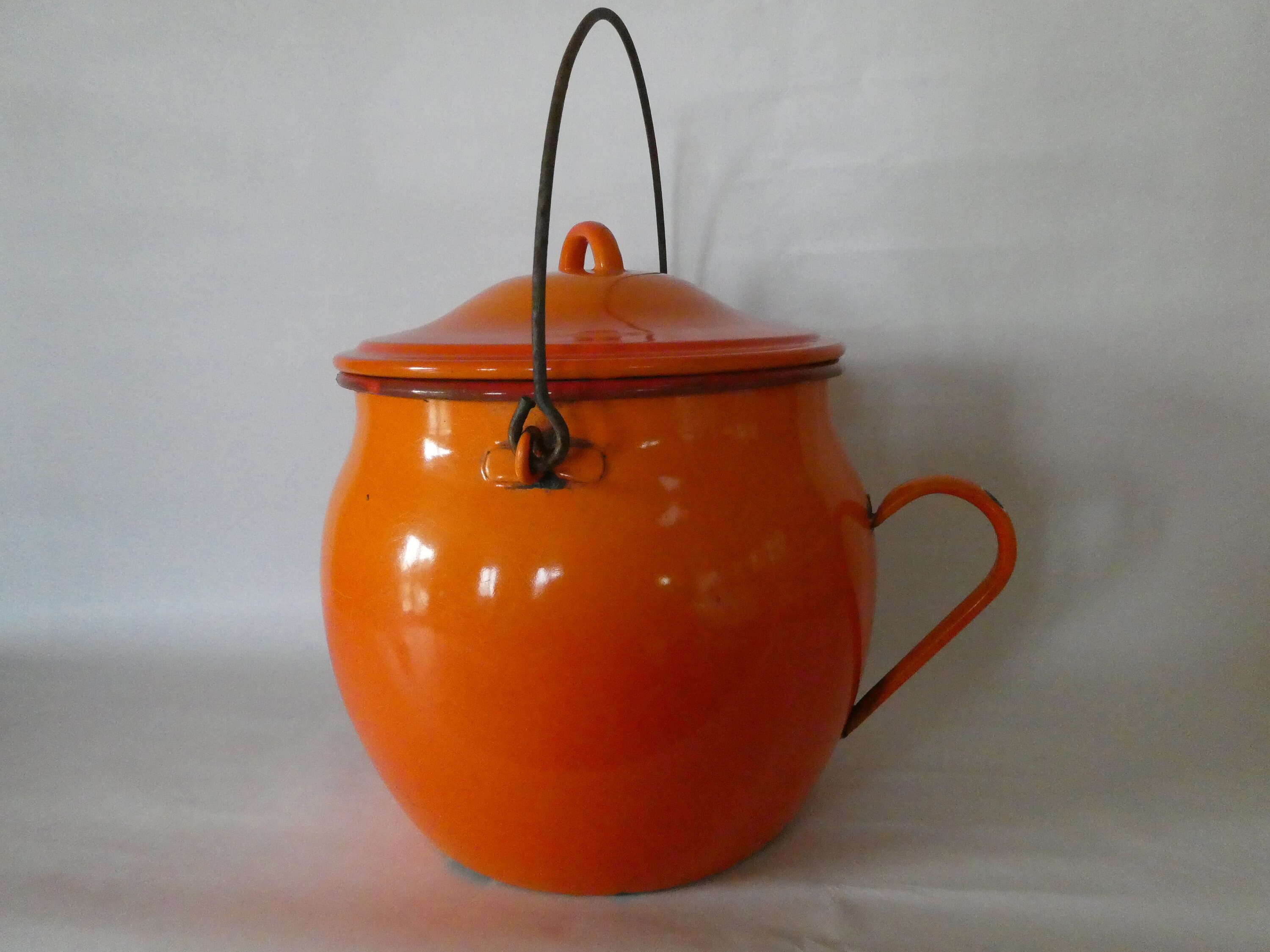 Casserole en Métal Émaillé Vintage Français Orange avec Poignée et Couvercle 0222028-2218