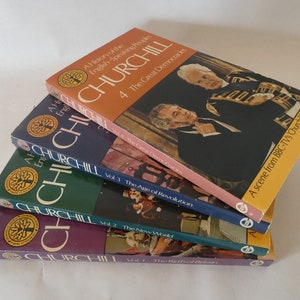 Może przedstawiać: Zestaw czterech książek zatytułowanych "Churchill: A History of the English-Speaking Peoples" ze sceną z serialu telewizyjnego BBC "Churchill's People" na okładce czwartego tomu.