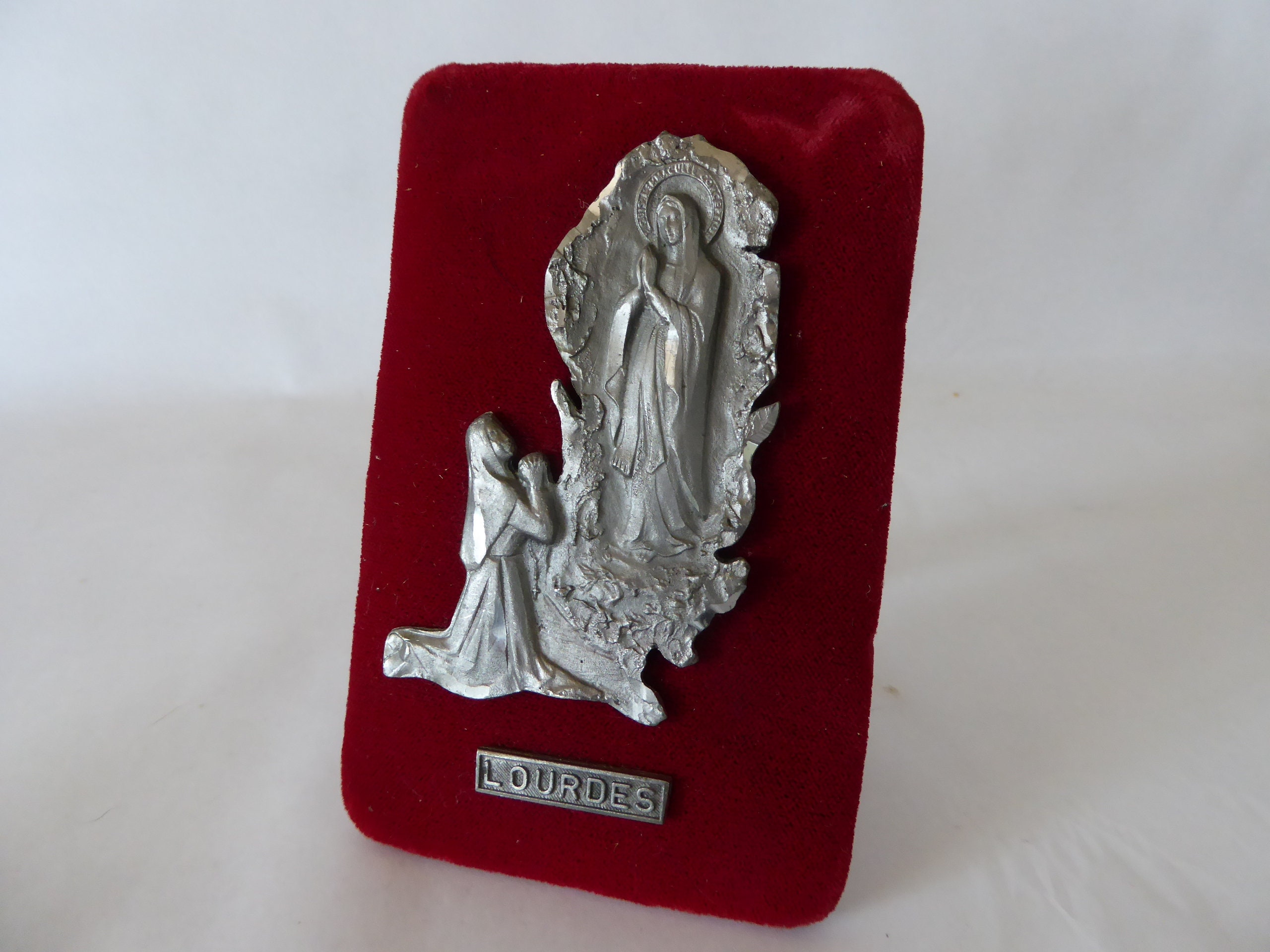 Vintage Français Lourdes Souvenir Représentant Bernadette avec Notre-Dame sur Velours Rouge 1020010-