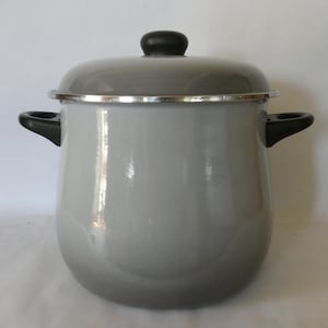 Vintage grote Franse grijs geëmailleerde metalen kookpot uit het midden van de eeuw met deksel en handgrepen0724006-2878 Vraag de verzendkosten voor de VS aan