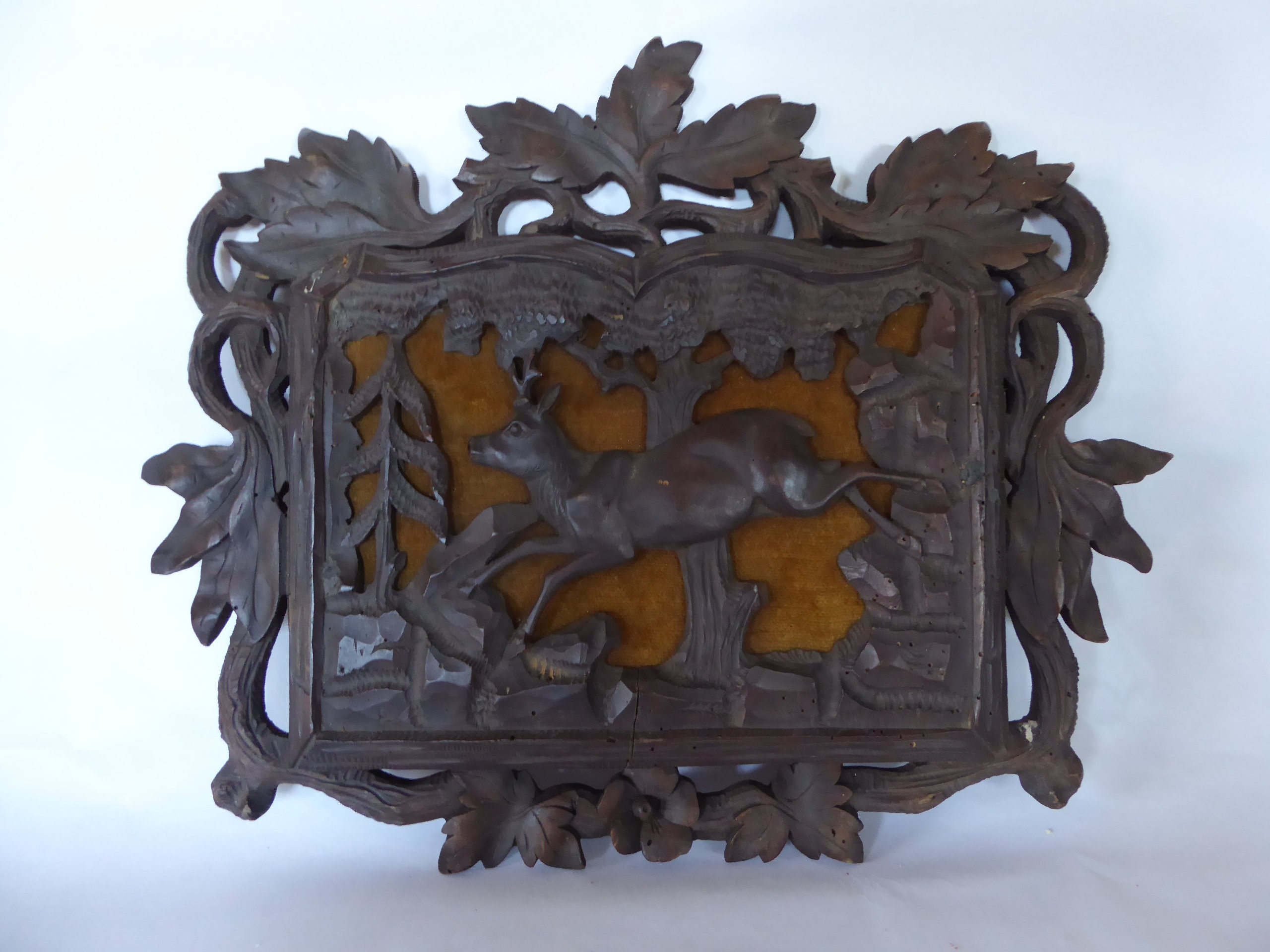 Vintage Français Sculpture d'un Cerf en Vol sur Un Fond de Velours 0721002-1921