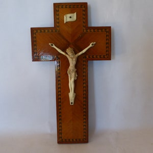 Vintage französischer Holzmarquetry-Effekt und Harz-Kruzifix 0920003-1046 Kein kostenloser Versand in die USA