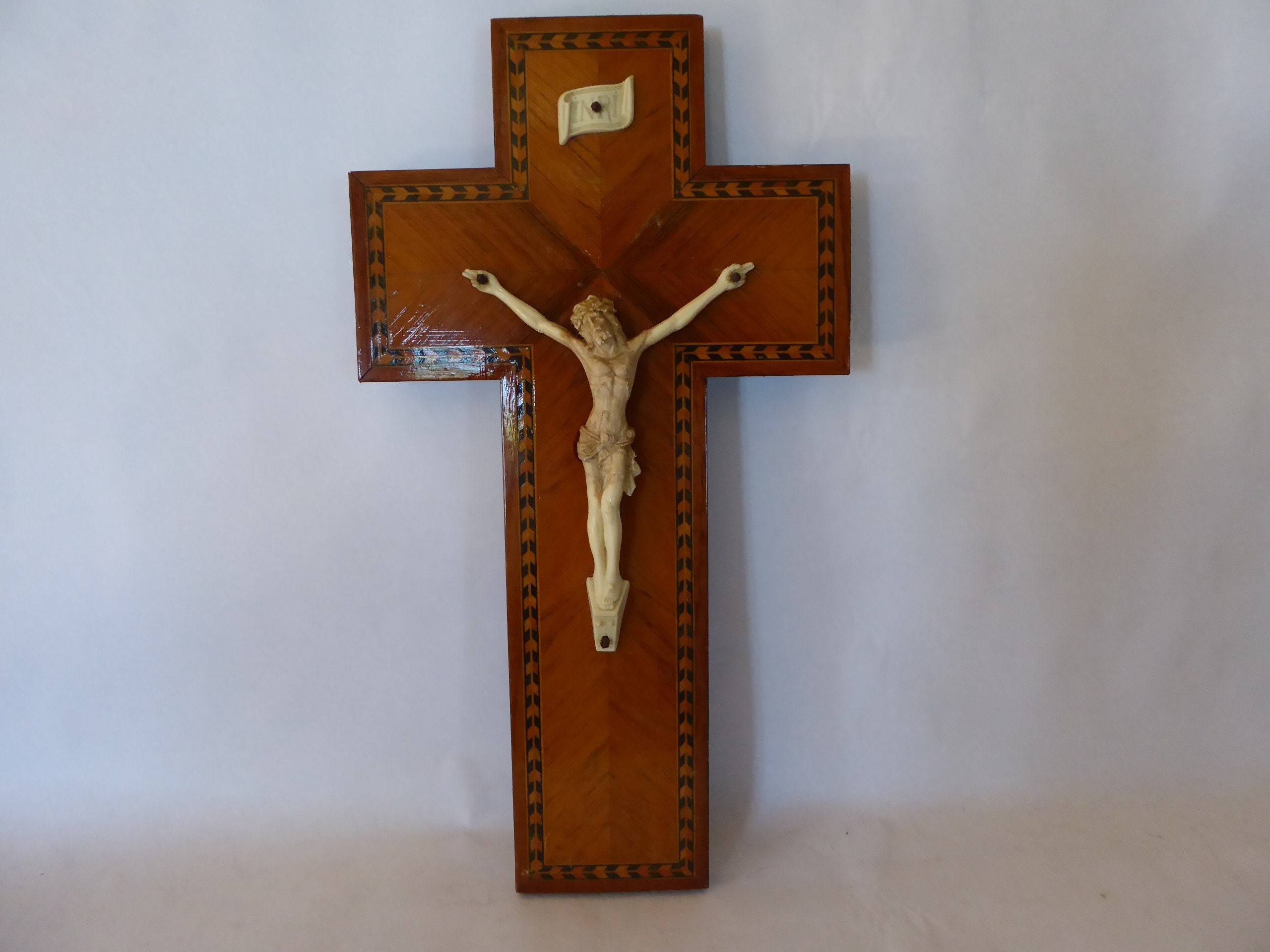 Vintage Français Effet Marquetry en Bois et Crucifix de Résine 0920003-1046