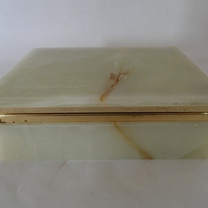 Scatola per gioielli in onice verde rettangolare vintage della metà del secolo con finiture in metallo colorato oro 0822008-2428