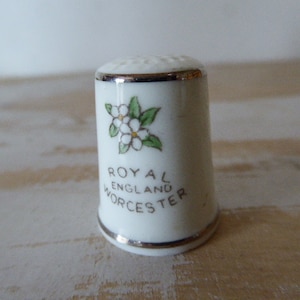 Royal Worcester Thimble, Bone China, Made in England, Doves of Peace Design, Collectible 0617034-045  No free shipping to USA