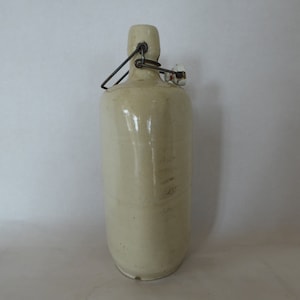 Vintage Franse crèmekleurige geglazuurde driehoekige fles van steengoed met draadclipsluiting en stop 0320016-950 Geen gratis verzending naar de VS