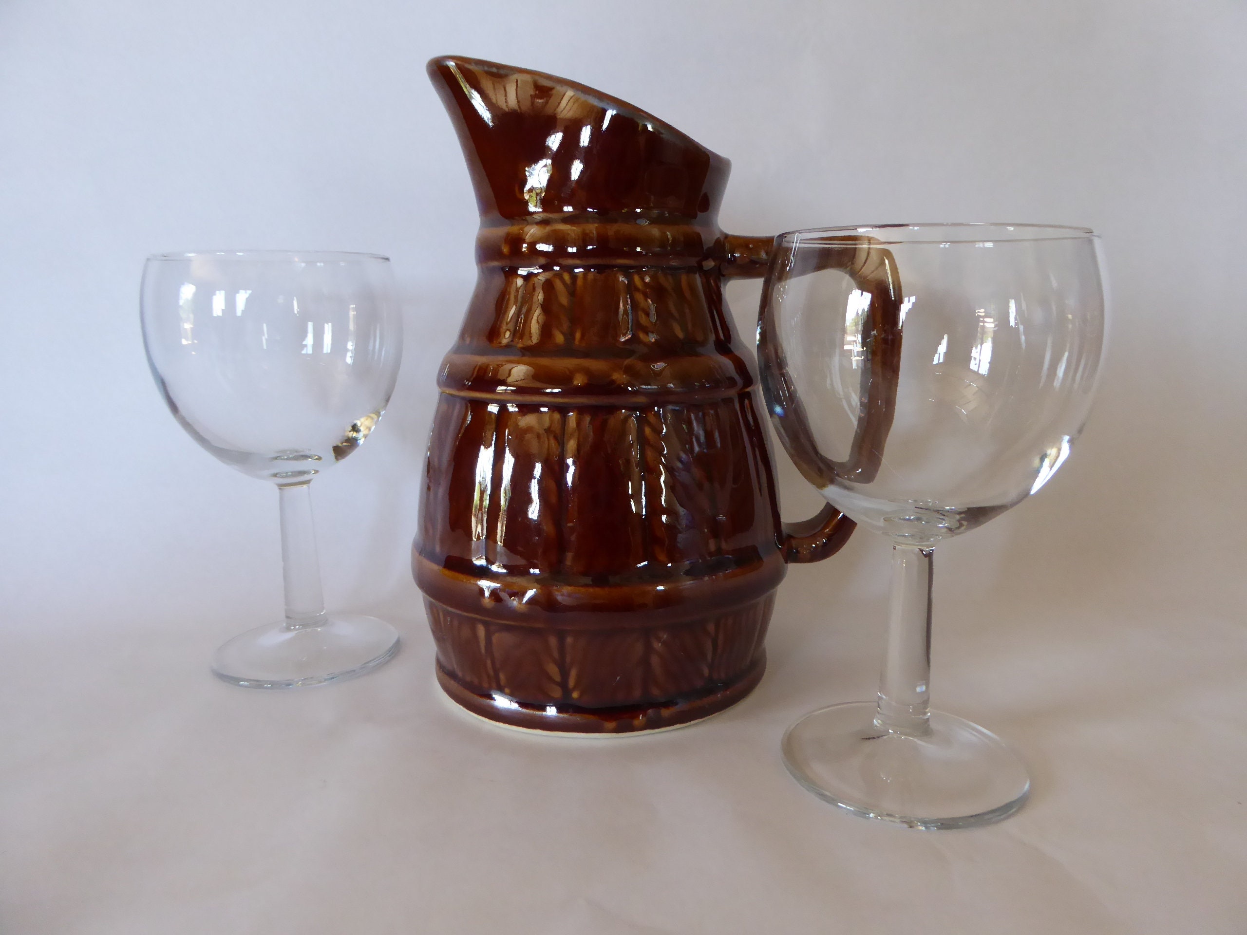 Vintage Français Set Of A Bistro Wine Jug & Two Glasses 0421010-1709