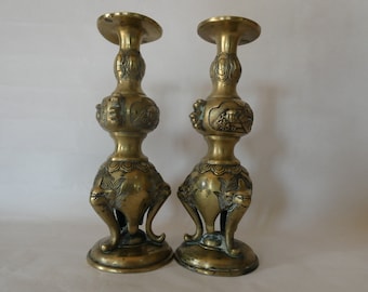 Coppia di candelieri asiatici in ottone con proboscide di elefante 1022010-2495 Si prega di richiedere il costo di spedizione per gli Stati Uniti