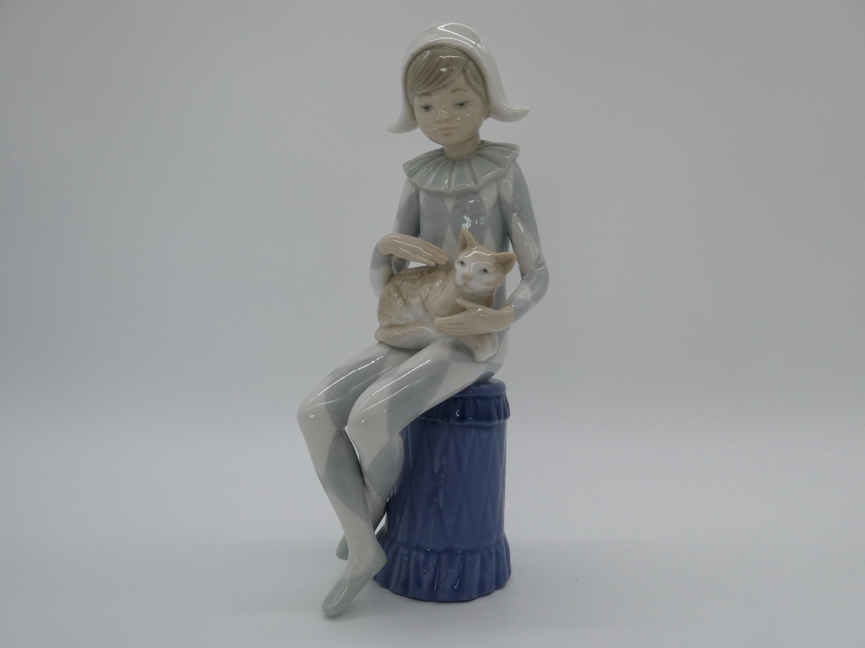Vintage Handmade Nao Lladro Figurine of Girl in Harlequin Suit with Cat 0723012-2711  No free shipping to USA