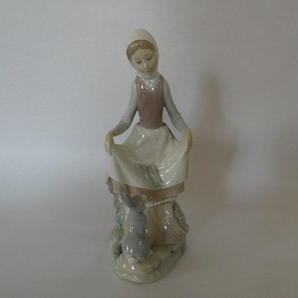 Vintage Nao Porzellan Figur eines jungen Mädchens mit einem Kaninchen handgefertigt von Lladro in Spanien 0623048-2671