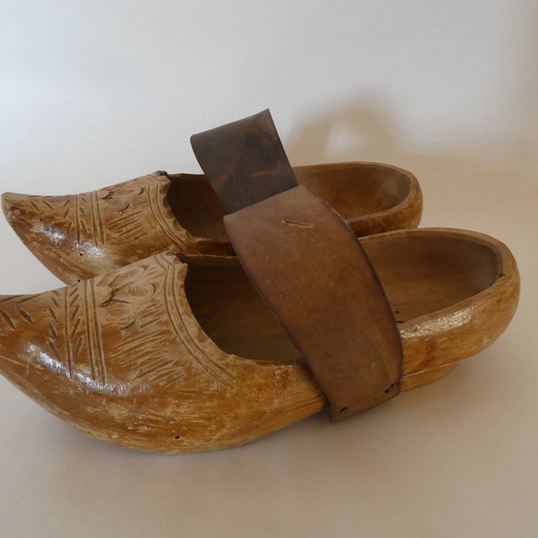 Paire artisanale du milieu du siècle de chaussures sabots en bois Taille 19 Tops décorés 1223005-2767