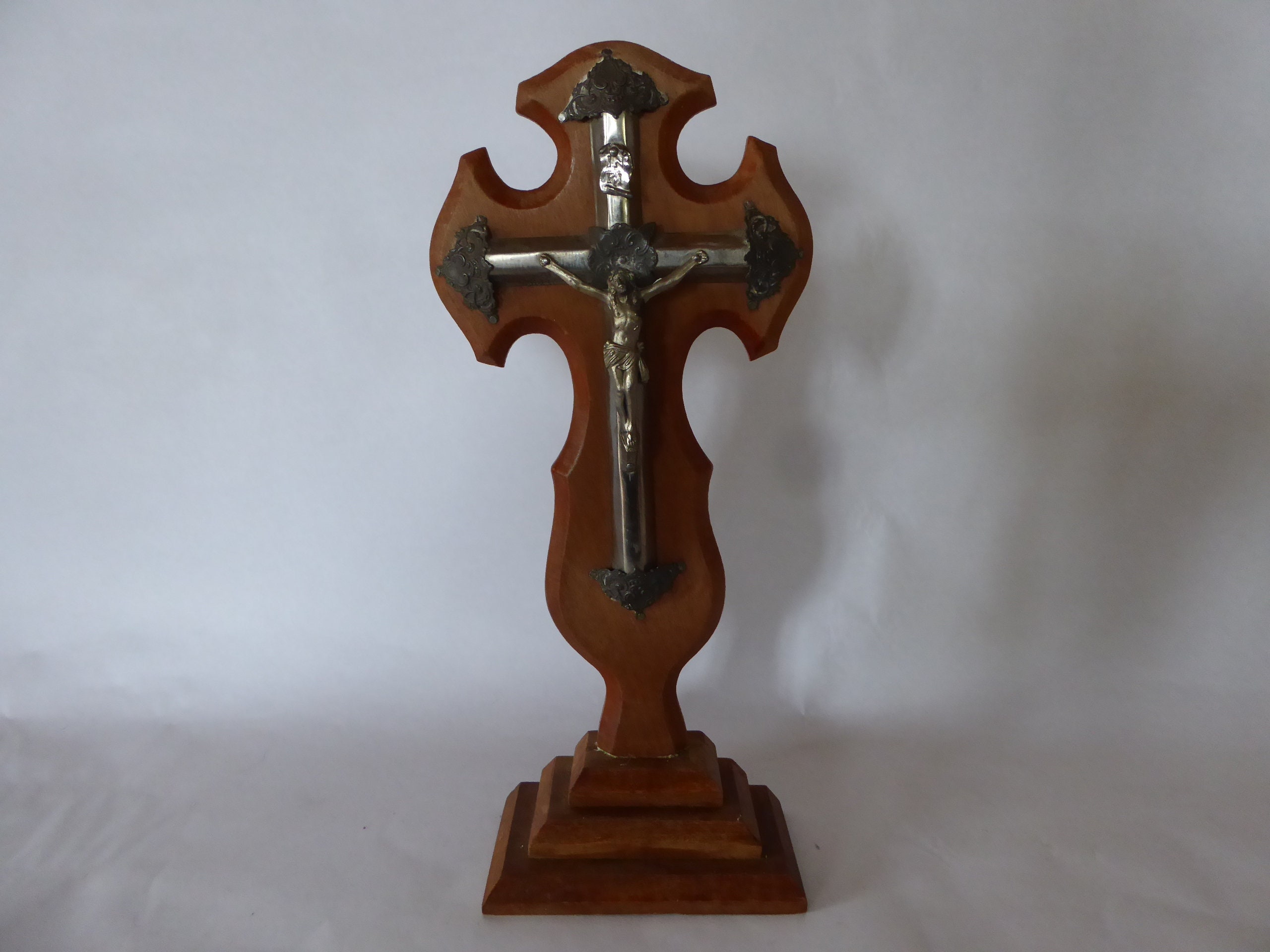 Crucifix Français avec Statue en Métal Blanc sur La Croix de Bois et Stand Maison Religieuse 0321015