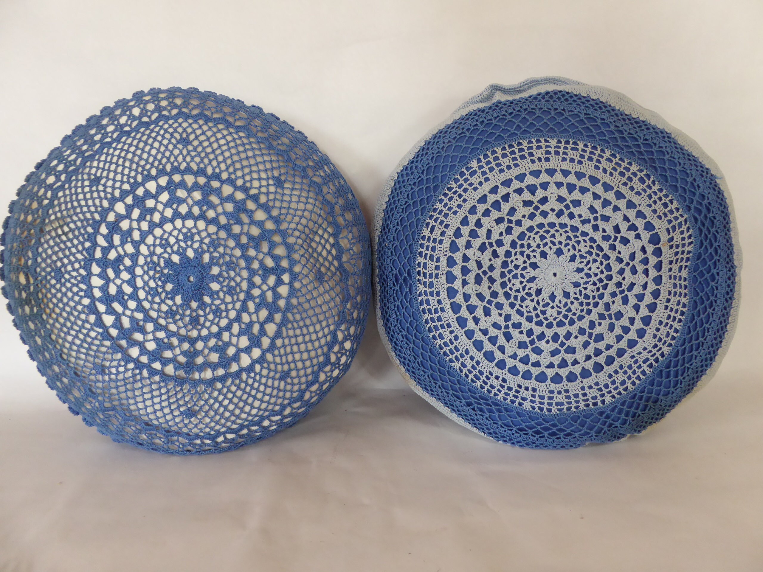 Paire de Coussins Français Vintage avec Couvertures Crochetées 0521009-1759