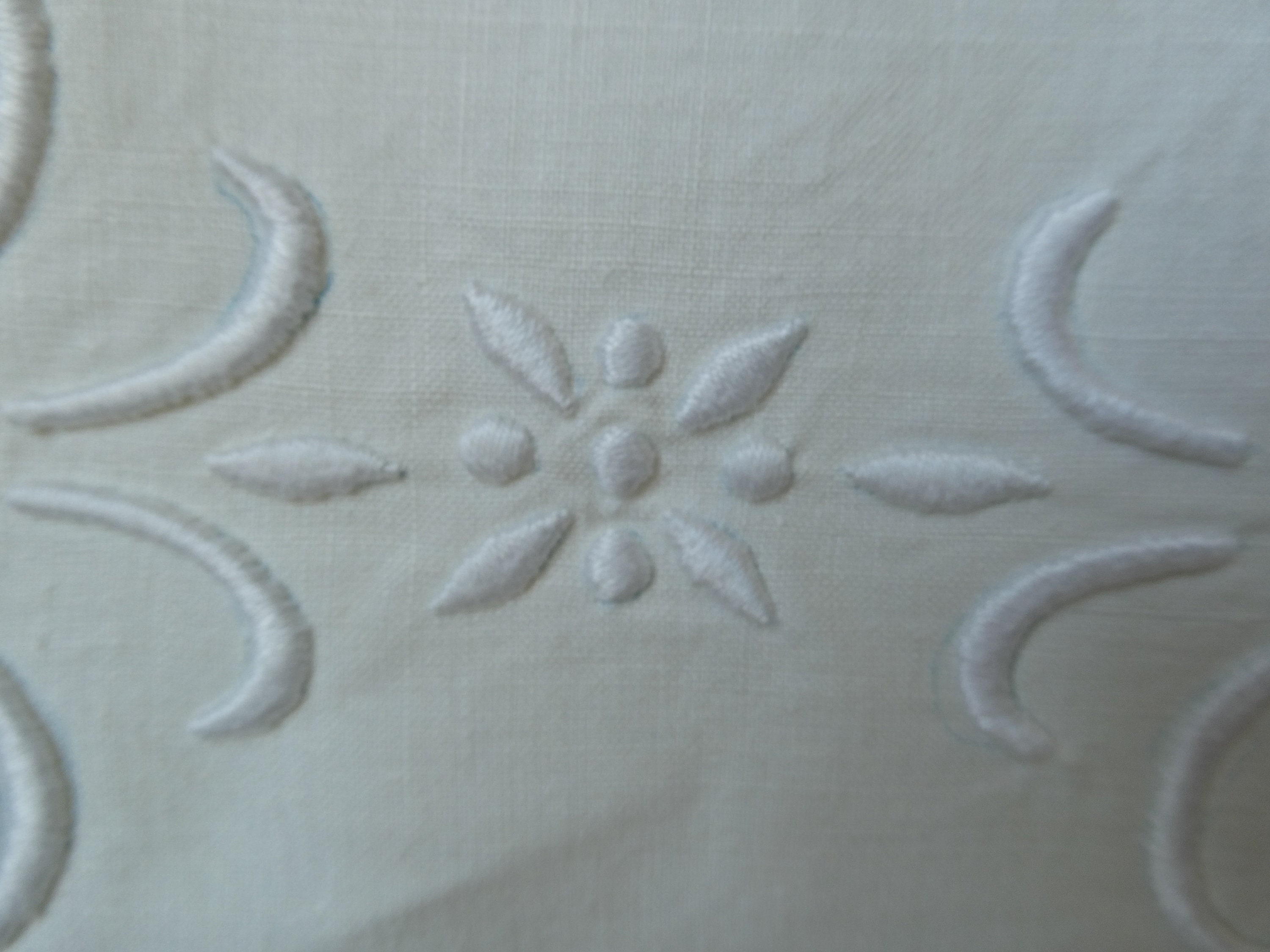 Vintage Français Pure Linen King Size Feuille Plate Brodée à La Main avec Monogramme Hf 0322010-2228