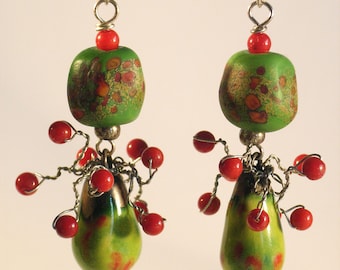 Ohrringe Ohrhänger lang Koralle Keramik SRA Lampwork Beads Wire Sterlingsilber rot grün versilbert Boho Afrika Artisan Unikat Punkte