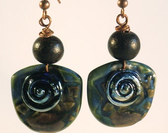 Ohrringe Ohrhänger Porzellan SRA Lampwork Beads Ebenholz Kupfer Ammonit Spirale blau braun grün schwarz Boho Ethno Afrika Artisan Spiralen