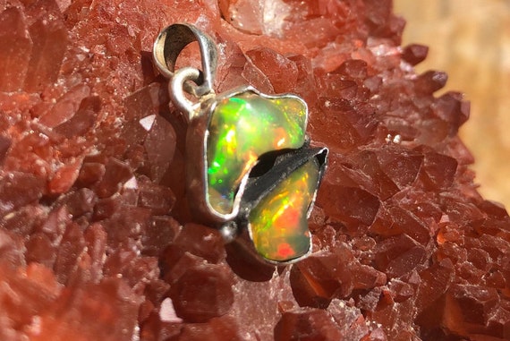 Pendentif Opale De Feu éthiopienne Naturelle Sur Argent 925 - Dimensions 26.4x22x11mm