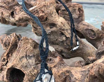 Point Up Quartz crystal necklace - Macrame