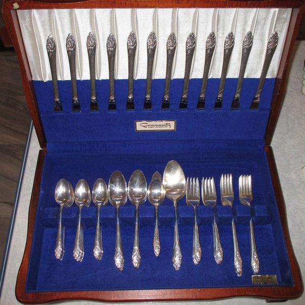 Vintage Oneida 'Evening Star' Service for 12 with Original Case 62 Piece Silver Flatware Set