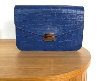 Niebieska skórzana torba typu crossbody z wytłoczonym wzorem krokodyla