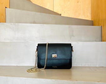 Zwarte leren crossbodytas: verstelbare bandjes, gepersonaliseerde minitas