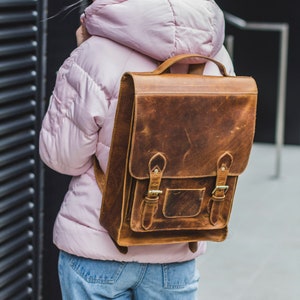Distressed Hunter Leather Backpack In Brown