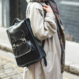 Mochila de cuero negra con solapa superior