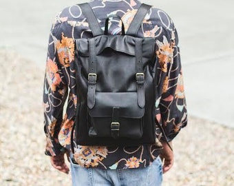 Hunter Leather Messenger Backpack In Matte Black