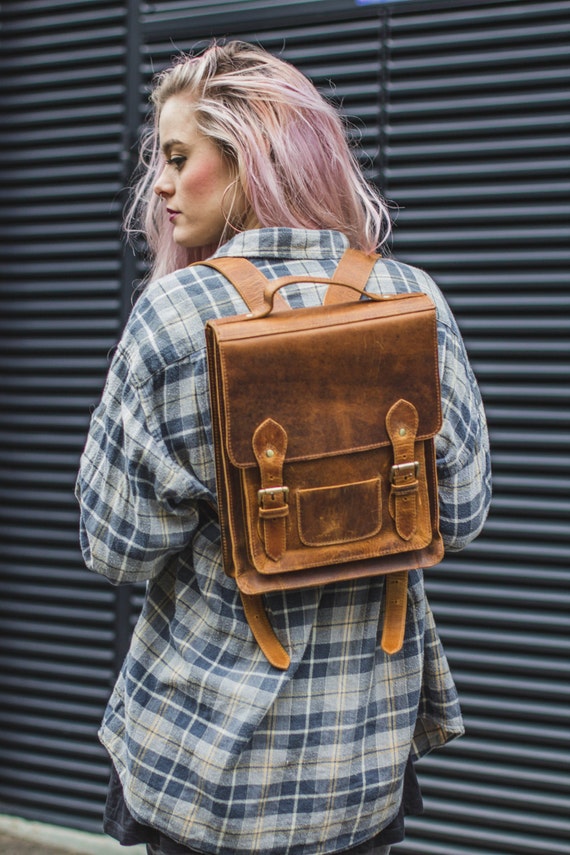 Distressed Hunter Leather Backpack Medium - Etsy display picture 3