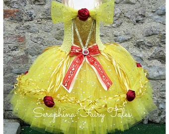 Costume da travestimento da tutù da principessa.Ragazze foderate di giallo scintillante, glitter oro e rosa rossa per festa di compleanno, spettacolo, vestito da gala per tutu. Lunghezza corta