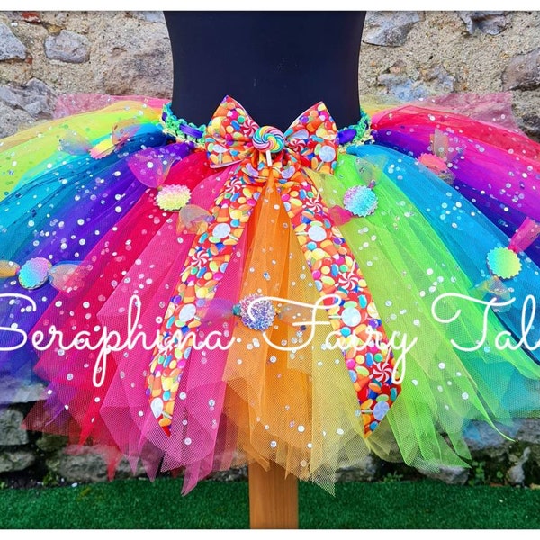 Mädchen-Candy-Land-Regenbogen-Tutu-Rock mit Süßigkeiten. Funkelndes Tüll-Kostüm-Outfit für Geburtstagsparty, Gala, Schönheitswettbewerb, Stolz, Festival