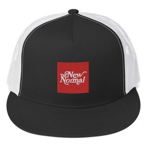 Könnte beinhalten: Schwarze Trucker-Mütze mit weißem Mesh-Rücken und gebogenem Schirm. Auf der Vorderseite befindet sich ein rotes Quadrat mit dem gestickten Text "The New Normal" in weißer Schrift. Die Mütze hat einen Snapback-Verschluss.