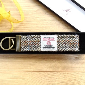 Schlüsselanhänger aus HARRIS TWEED, Schlüsselanhänger, Geschenk für Ihn, Fischgrät creme und braun, in Geschenkbox