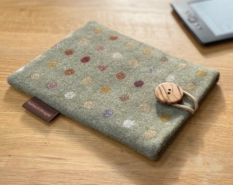 Kindle paperwhite soft case, 6" e-reader cover, British pure wool fabric, sage green with spots