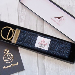 Schlüsselanhänger in HARRIS TWEED, Geschenk für Ihn, marine und schwarz Fischgrat, Geschenk verpackt