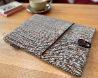 HARRIS TWEED MacBook 13" Pro Air cover case, laptop sleeve, shades of green and beige herringbone