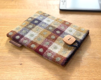 Kindle paperwhite soft case, 6" e-reader cover, British pure wool fabric, sage green with squares