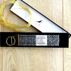 Schlüsselanhänger in HARRIS TWEED, Schlüsselanhänger, Schlüsselanhänger, Geschenk für ihn, schwarz und grau Fischgrät, Geschenk verpackt