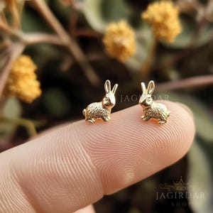 Pode incluir: Um par de brincos de botão de coelho de ouro. Os brincos são pequenos e delicados, e seriam um ótimo presente para alguém que ama animais.