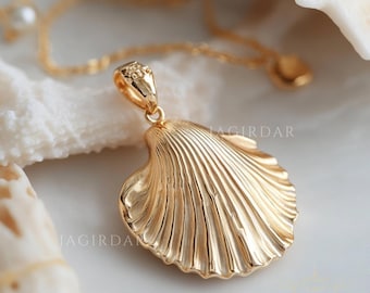 Op de afbeelding: Gouden schelp hanger ketting. De hanger is een gedetailleerde, realistische weergave van een schelp met een textuur. De ketting is een delicate ketting.